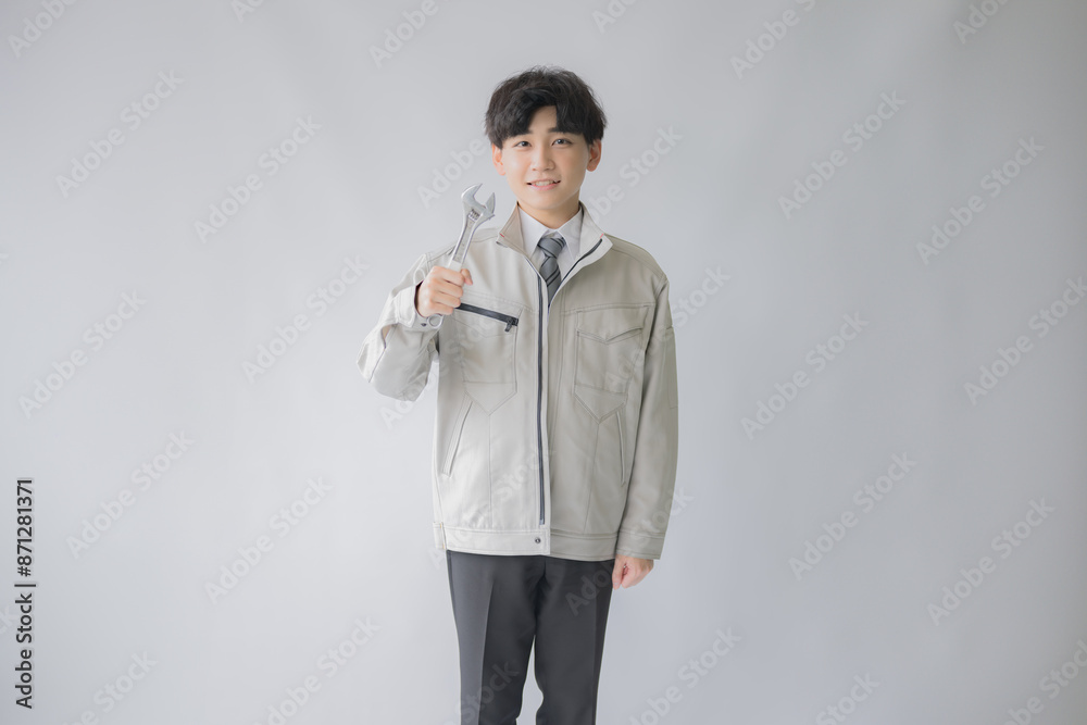 スパナと作業服男性 スパナと作業服男性