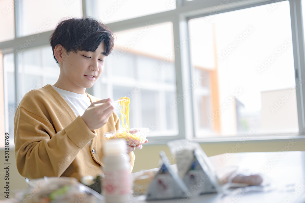 麺を持ち上げる若い男性 麺を持ち上げる若い男性