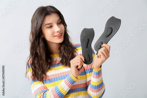 Young woman holding black o...