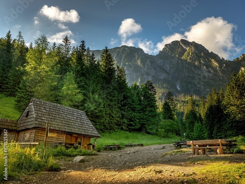 Fototapeta Naklejka Na Ścianę i Meble -  Giewont widziany z Sarniej Skały o wschodzie słońca