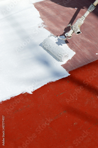 Impermeabilización de la terraza de la casa con pintura impermeabilizante de caucho blanco. Pintura anti goteras blanca.