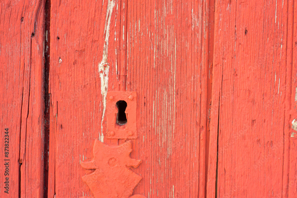 Puerta de establo de tablones de madera rojos Puerta de establo de tablones de madera rojos