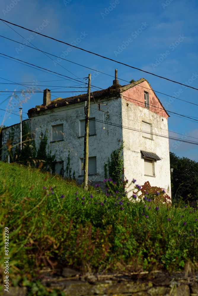 Casa de campo vieja en ladera de hierba Casa de campo vieja en ladera de hierba