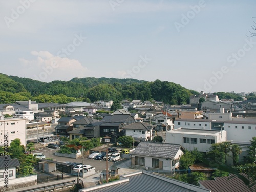 日本の風景　街と山林