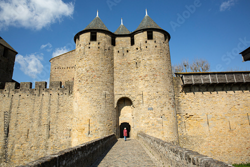 Mujer entrando en la ciudadela medieval de Carcassonne, Francia. photo