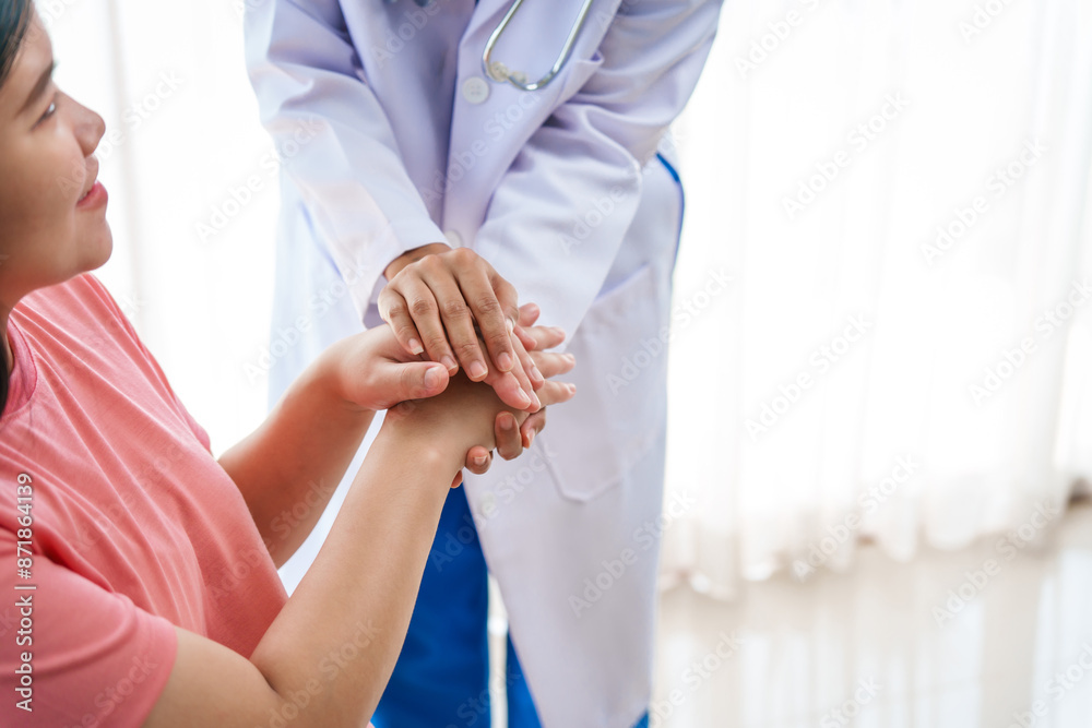 Asian female doctor nurse encouragement to a pregnant woman on a sofa, using ultrasound and stethoscope, addressing medical conditions like edema, varicose veins, and pregnancy-induced hypertension. Asian female doctor nurse encouragement to a pregnant woman on a sofa, using ultrasound and stethoscope, addressing medical conditions like edema, varicose veins, and pregnancy-induced hypertension.