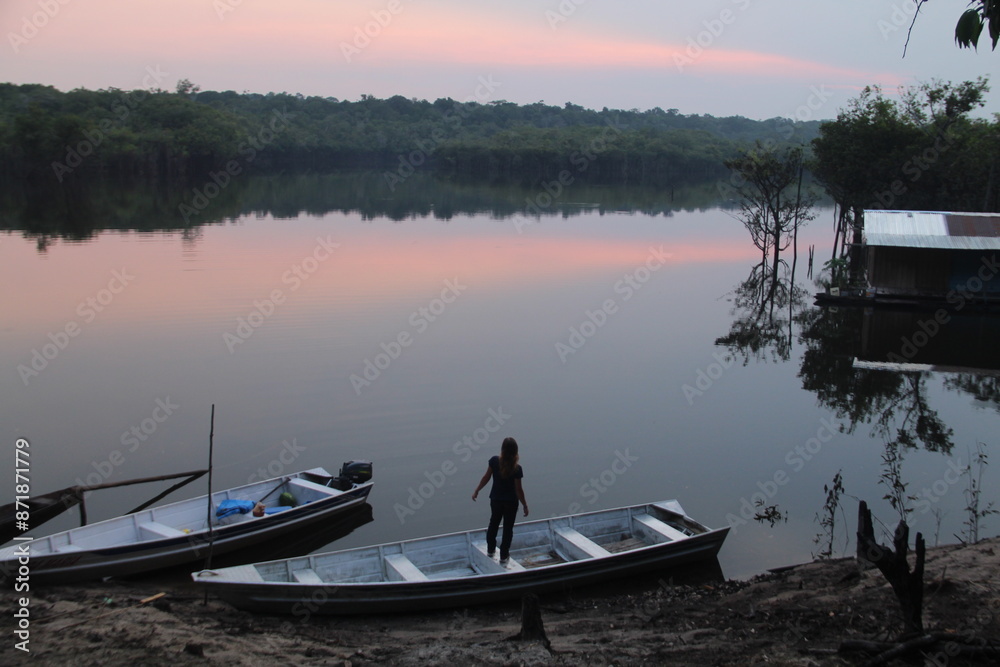 Obraz premium mulher em barco em amanhecer em Rio Preto da Eva, Amazonas 