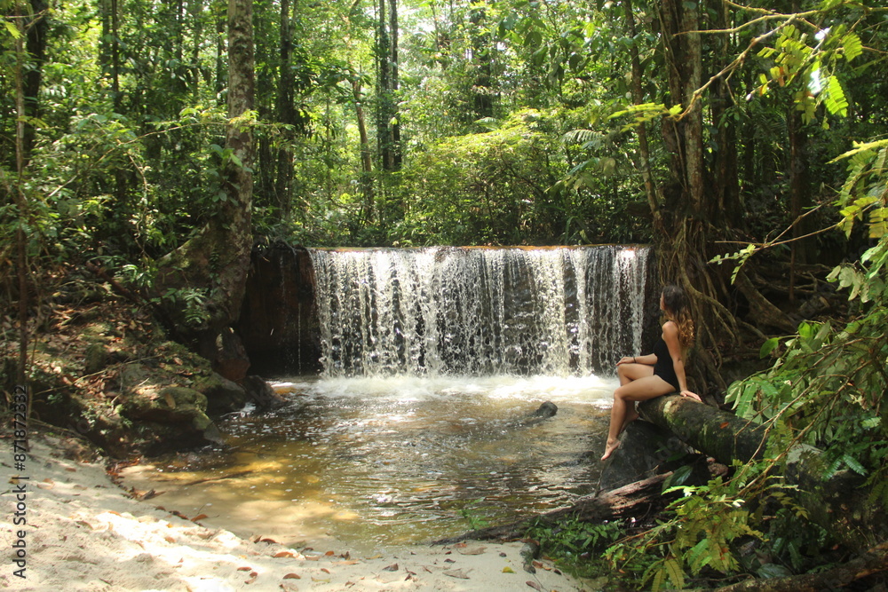 mulher em cachoeira cercada de floresta em Rio Preto da Eva, Amazonas mulher em cachoeira cercada de floresta em Rio Preto da Eva, Amazonas