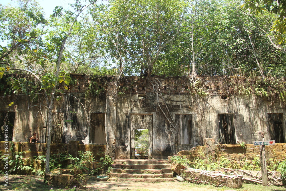 Fototapeta premium ruínas de paricatuba, em Iranduba, Amazonas, nas margens do Rio Negro 