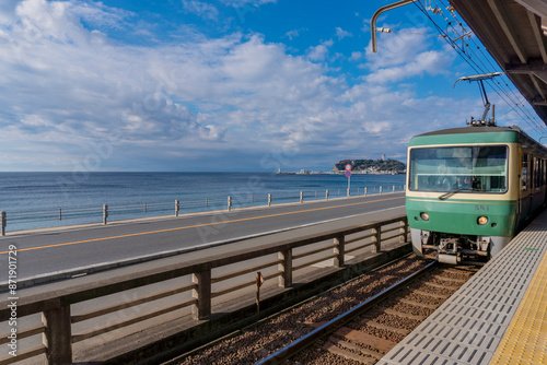 Foto 【神奈川県・鎌倉市】七里ヶ浜を走る江ノ電と江ノ島／鎌倉高校前駅