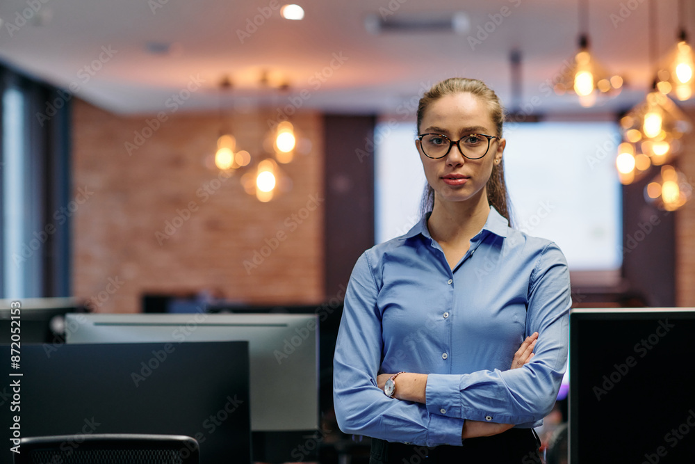 Obraz premium Confident Businesswoman: Blonde Executive Demonstrating Leadership with Crossed Arms.
