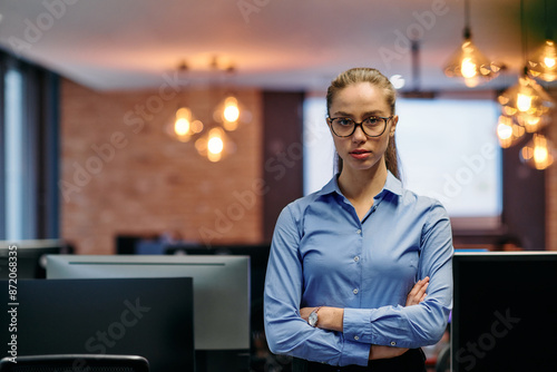 Tableau sur toile Confident Businesswoman: Blonde Executive Demonstrating Leadership with Crossed Arms