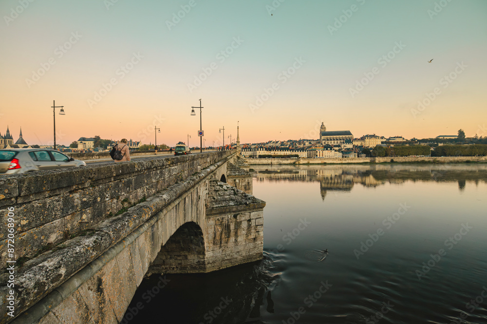 Fototapeta premium A tranquil sunset over the stone bridge in tours