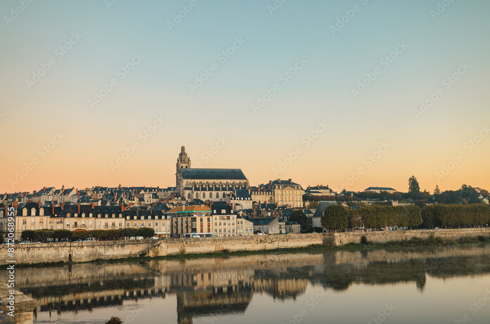 Obraz premium A golden glow on the loire river in tours