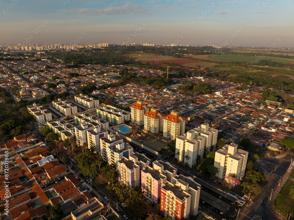 Obraz premium Foto aérea da cidade de Campinas, uma das maiores cidades do estado de São Paulo