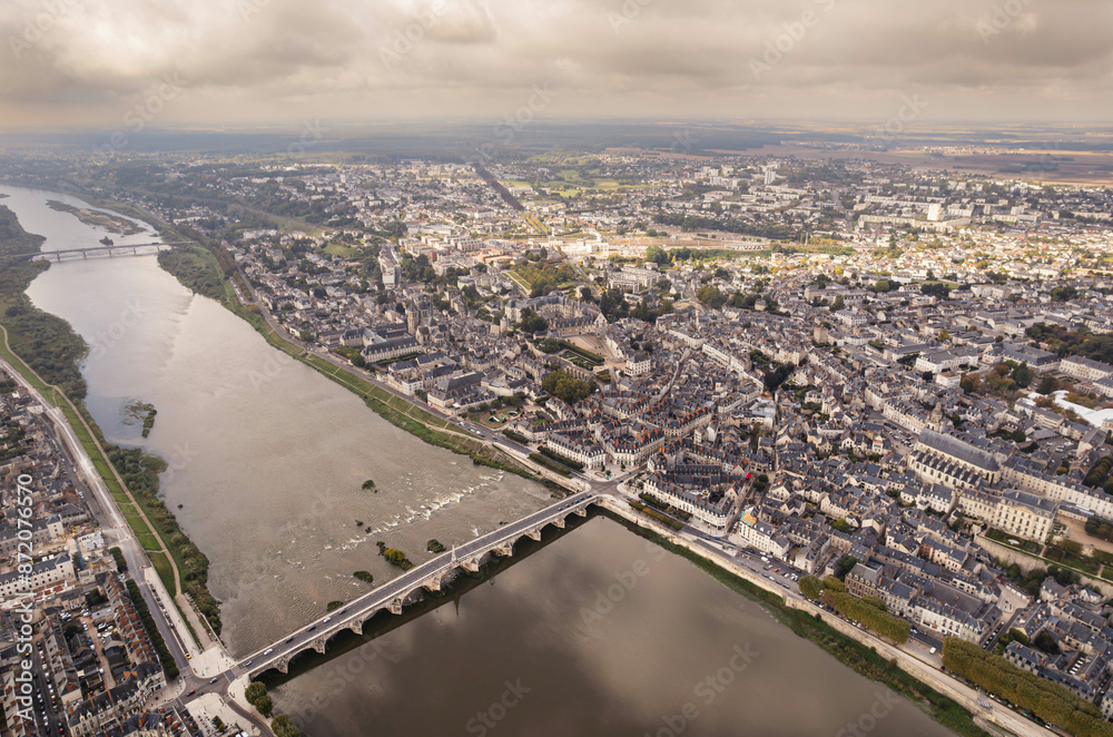 Obraz premium A cloudy day over saumurs river bend