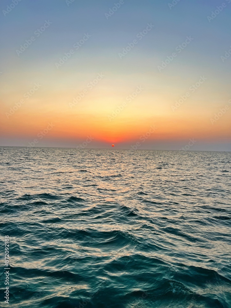 Fototapeta premium Beautiful sunset over the ocean