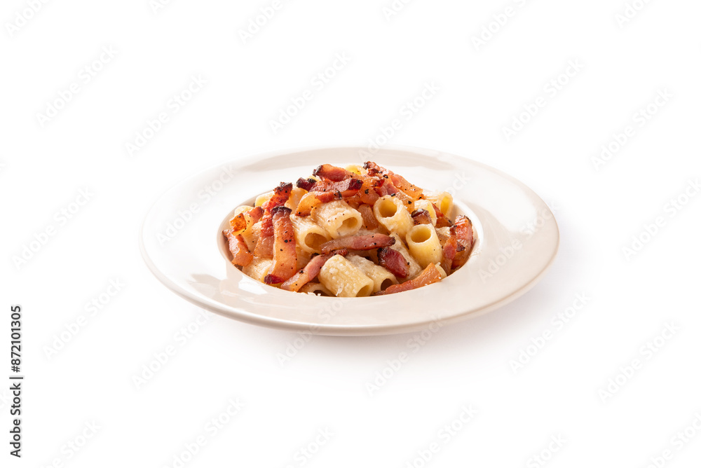 Mezzi rigatoni alla gricia, tipica pasta della cucina romana, cibo italiano, gastronomia europea Mezzi rigatoni alla gricia, tipica pasta della cucina romana, cibo italiano, gastronomia europea