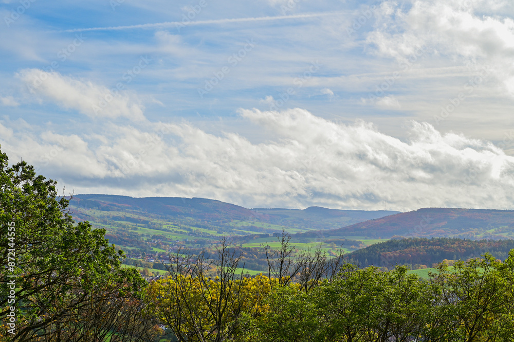 Obraz premium Herbstlicher Panorma-Ausblick auf die schöne Landschaft der hessischen Rhön, mit Herbst Wäldern, Wiesen und einem kleinem Dorf bei Hilders, Herbstlaub, Hilders, Hessen, Deutschland