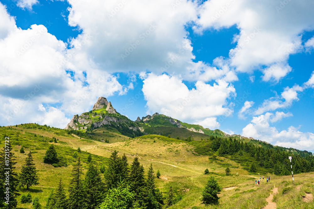 Wanderer auf Bergpfad im Ciucas Gebirge in den rumänischen Karpaten in der Nähe von Brasov, Rumänien