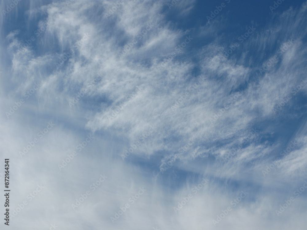 Obraz premium Blue sky with feathery clouds