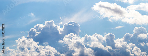 Φωτογραφία Illuminated by the bright sun, white fluffy clouds in the blue sky