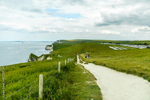 Unterwegs auf dem South West Coast Path ziwschen Lulworth Cove und Durdle Door bei Lulworth - Vereinigtes Königreich photo