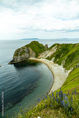 Unterwegs auf dem South West Coast Path ziwschen Lulworth Cove und Durdle Door bei Lulworth - Vereinigtes Königreich photo