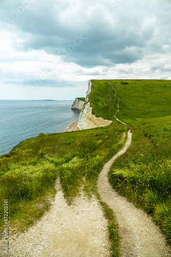 Unterwegs auf dem South West Coast Path ziwschen Lulworth Cove und Durdle Door bei Lulworth - Vereinigtes Königreich photo