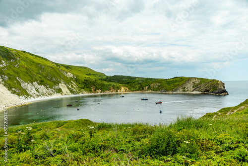 Unterwegs auf dem South West Coast Path ziwschen Lulworth Cove und Durdle Door bei Lulworth - Vereinigtes Königreich photo