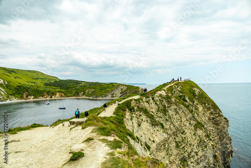 Unterwegs auf dem South West Coast Path ziwschen Lulworth Cove und Durdle Door bei Lulworth - Vereinigtes Königreich photo