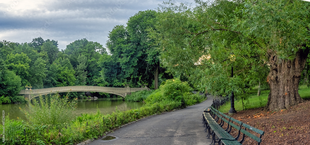 Obraz premium Bow bridge i early summer