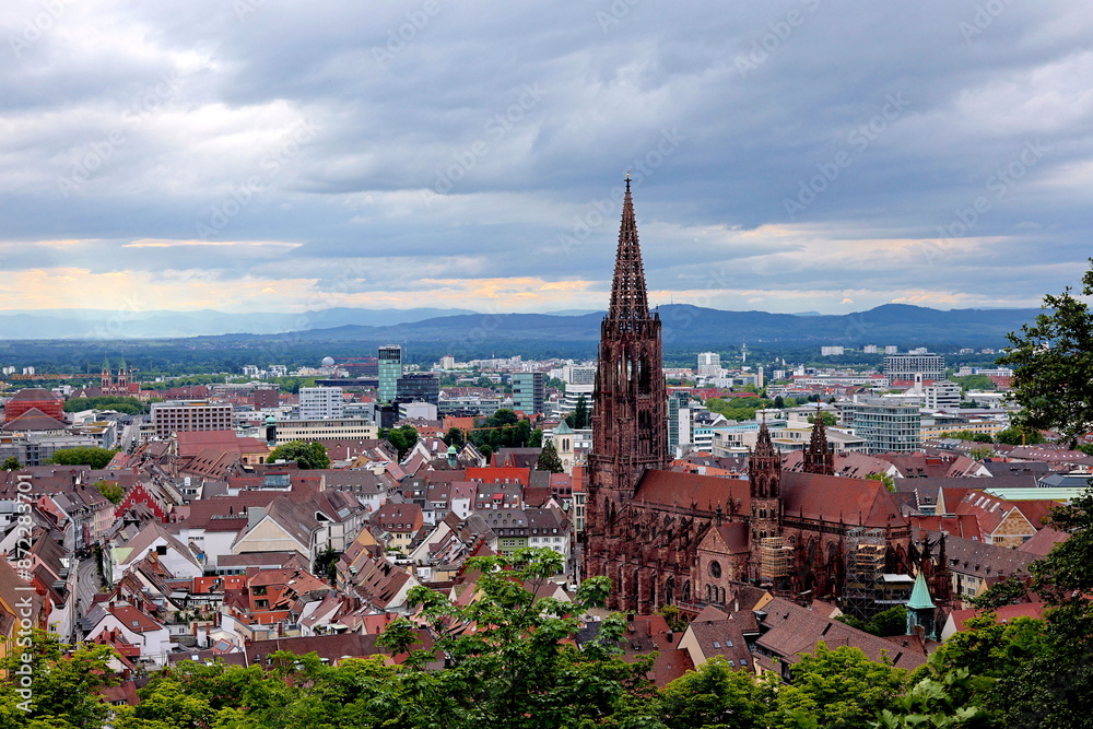 Das Münster in der Altstadt von Freiburg Das Münster in der Altstadt von Freiburg