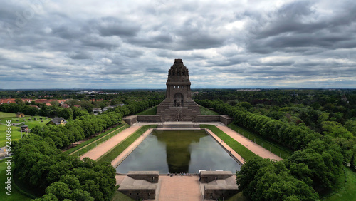 Wolkiger Tag am Völkerschlachtdenkmal in Leipzig – Ein historisches Wahrzeichen im dramatischen Himmel photo