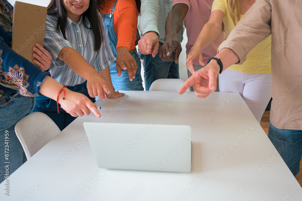 © ADDICTIVE STOCK - Diverse team collaborates around laptop in modern office © ADDICTIVE STOCK - Diverse team collaborates around laptop in modern office
