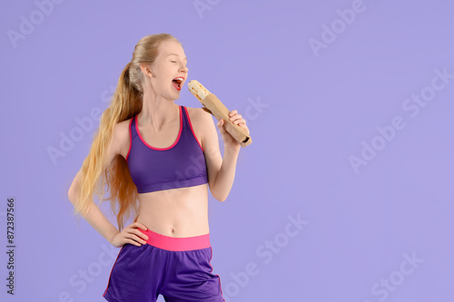 Sporty young woman eating d...