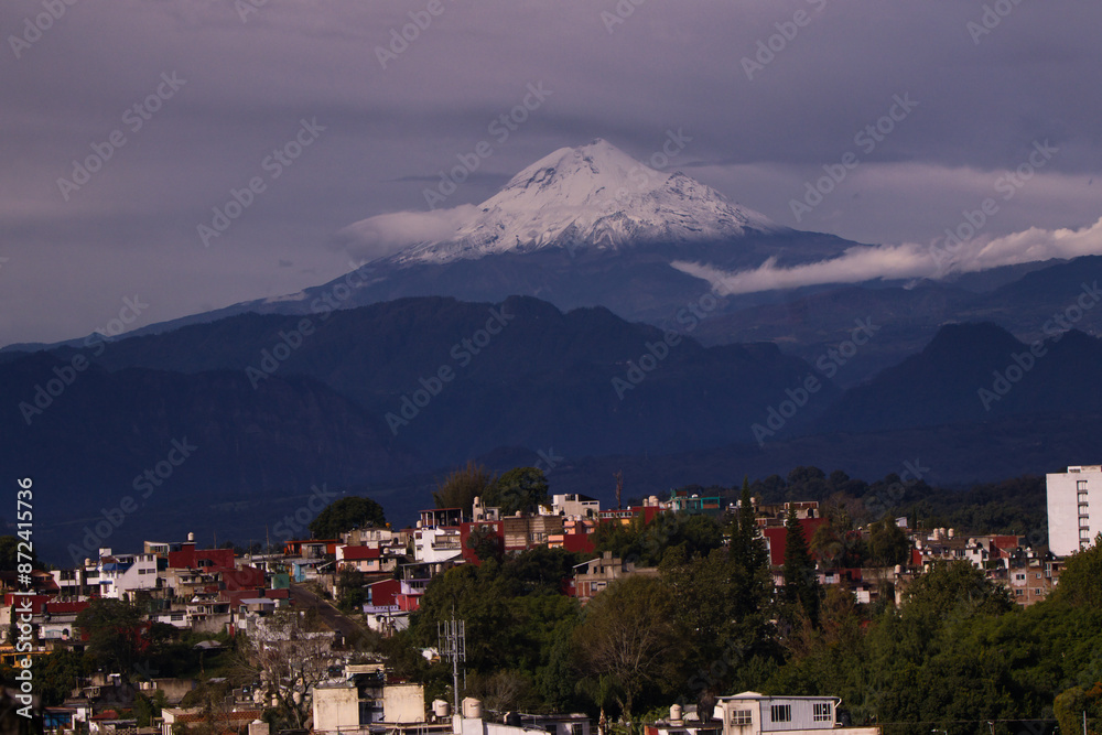 Fototapeta premium vista de montaña nevada con un primer plano de poblado