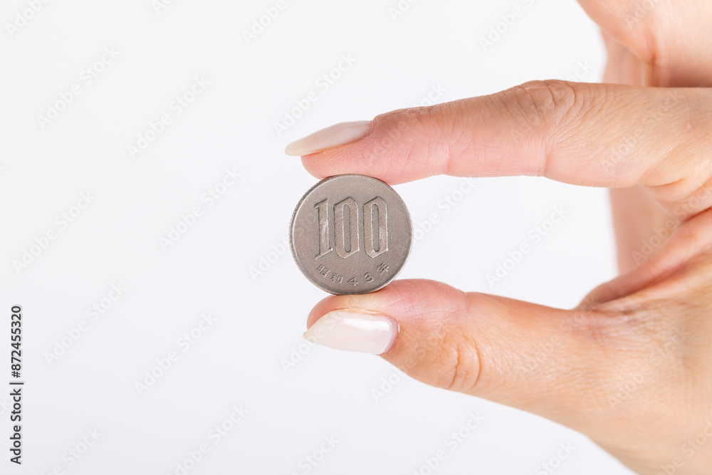 百円玉を持つ手