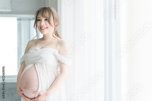 家のカーテンの前でマタニティフォトの撮影をする妊婦のアジア人女性
Free Download 家のカーテンの前でマタニティフォトの撮影をする妊婦のアジア人女性
- GFXLoad