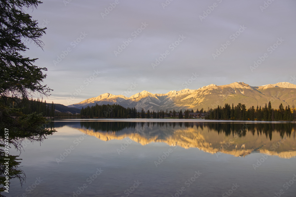 Fototapeta premium An Autumn Sunset at Lac Beauvert