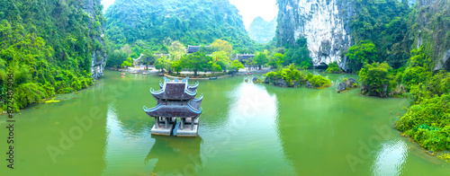 Bild auf Leinwand Landscape of Vu Cung at Tam Coc National Park
