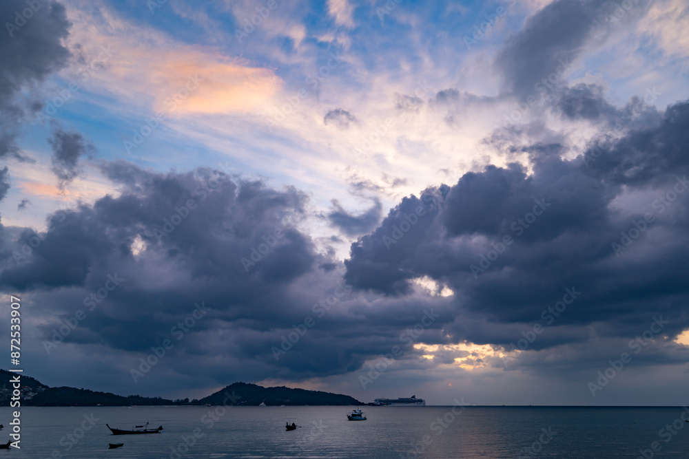 Obraz premium Nature beautiful Light Sunset or sunrise over sea, Colorful dramatic majestic scenery Sky with Amazing clouds and waves in sunset sky