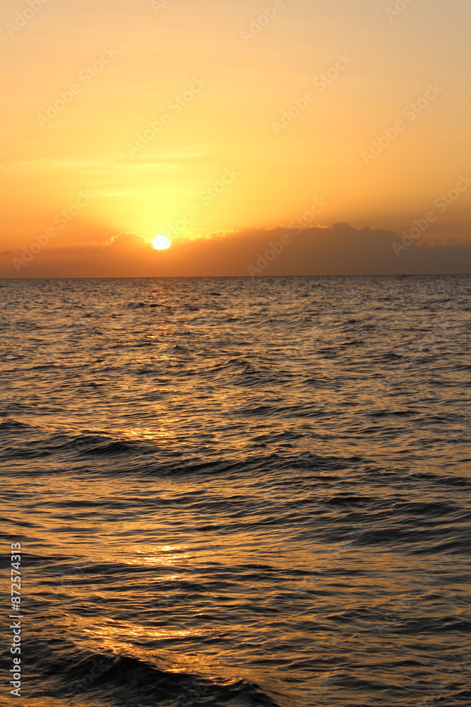 Obraz premium sunset over the sea