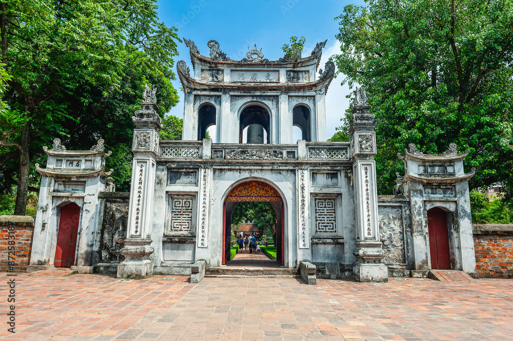 Fototapeta premium The gate of The Temple of Literature, also known as Văn Miếu Quốc Tử Giám in Vietnamese, is a place of great historical and cultural significance in Hanoi, Vietnam. 