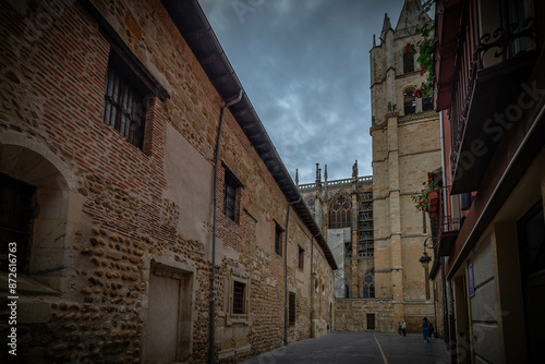 Ciudad historica de Leon en España con murallas romanas y catedral gotica