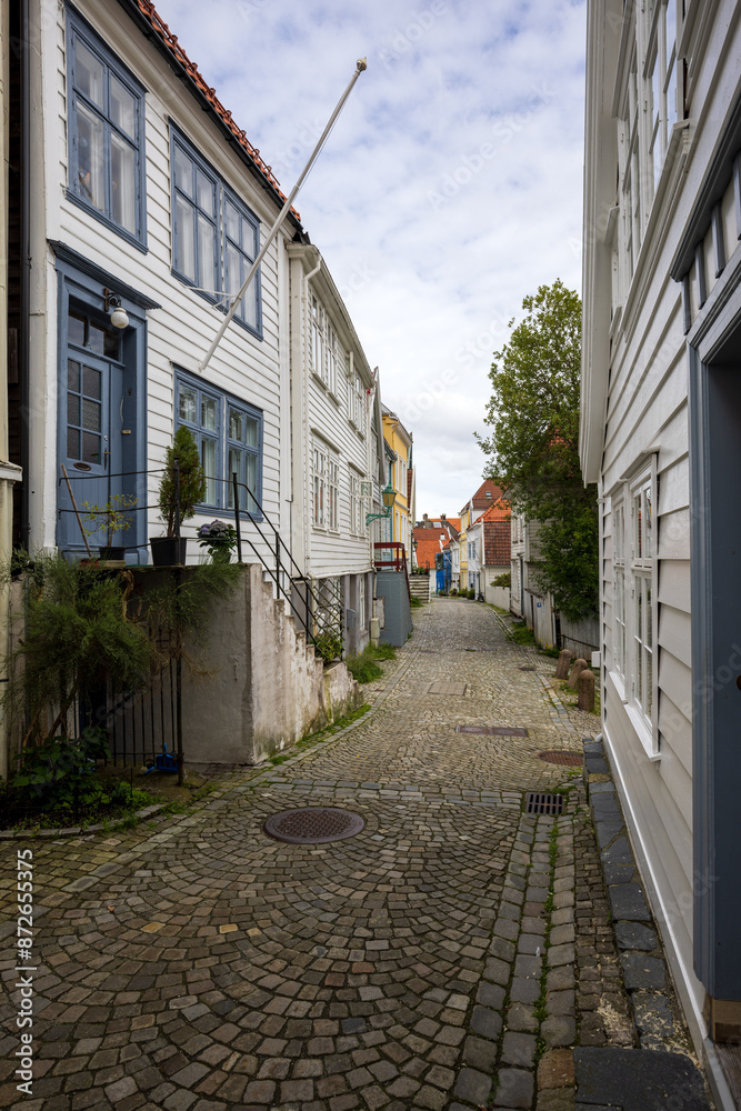 Obraz premium Peaceful old town street lined with cobblestones in Bergen, Norway