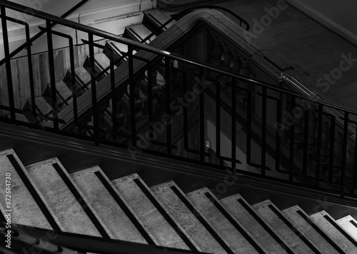 Escalier en marbre avec balustrade en fer forgé en noir et blanc