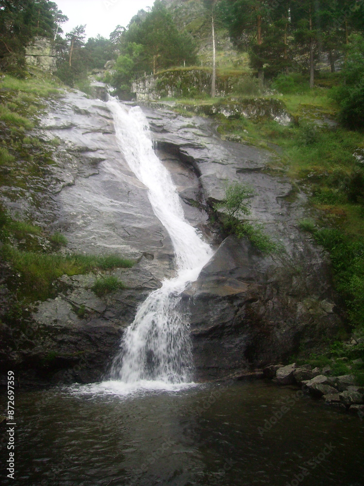 Fototapeta premium Cascada del rio en desenvocadura en el lago