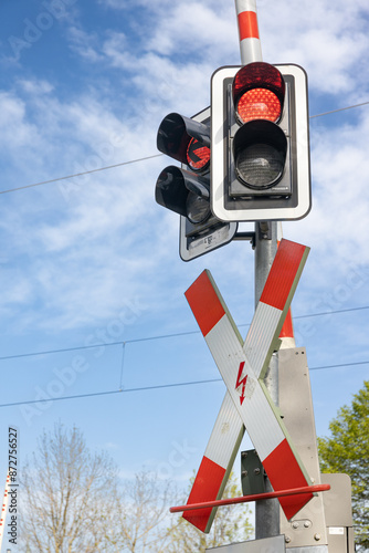 Ampel an beschranktem Bahnübergang mit Halbschranke photo