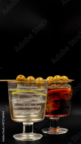 Fotografia aperitivo con bebida de vermut con aceituna y hielos muy típica de españa